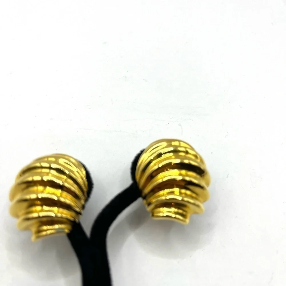 Ribbed Napier Gold Tone Shrimp Domed Chunky Earrings Large Screw back Vintage - Picture 2 of 13